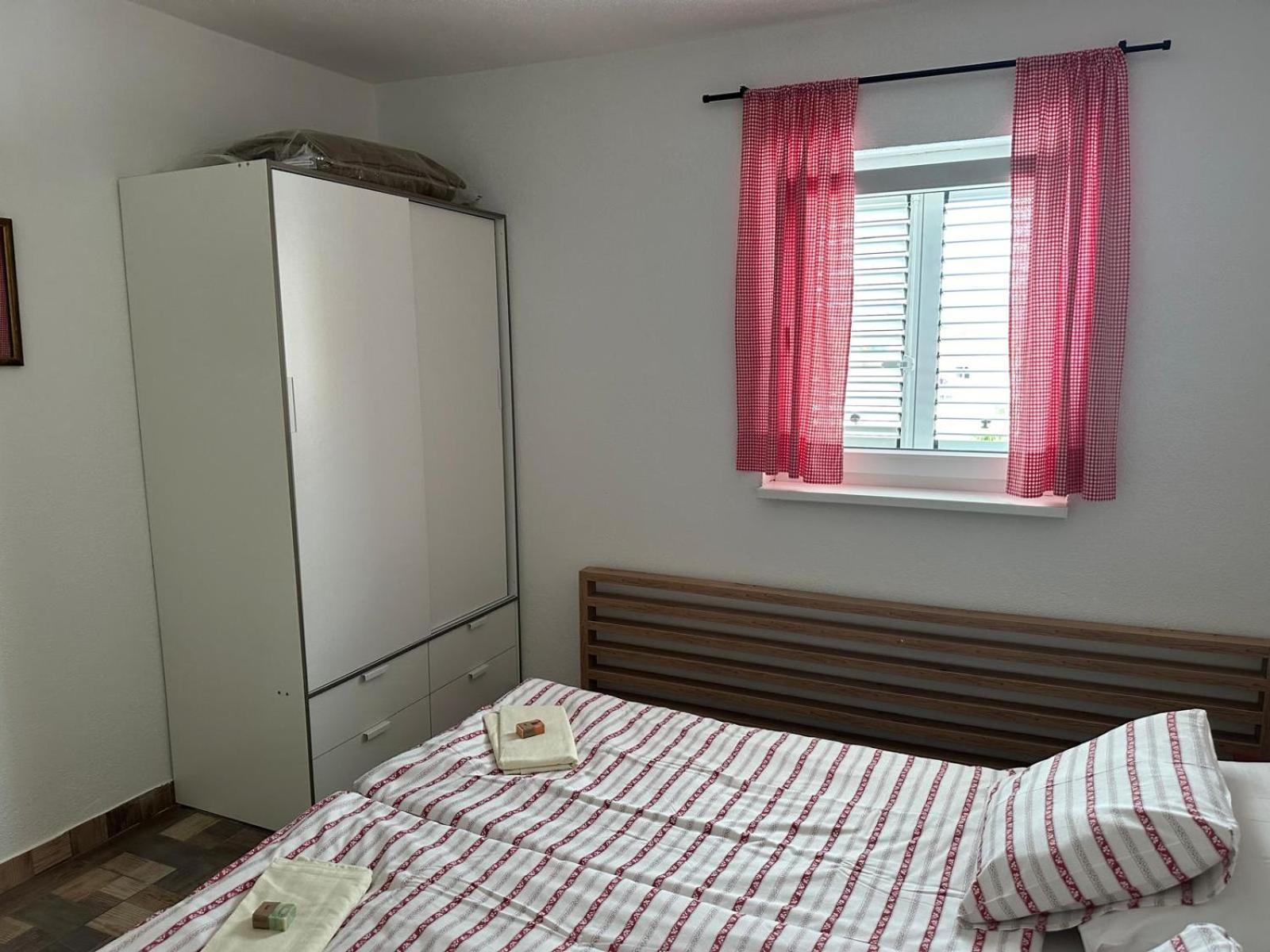 Apartments "Laci" クルク エクステリア 写真